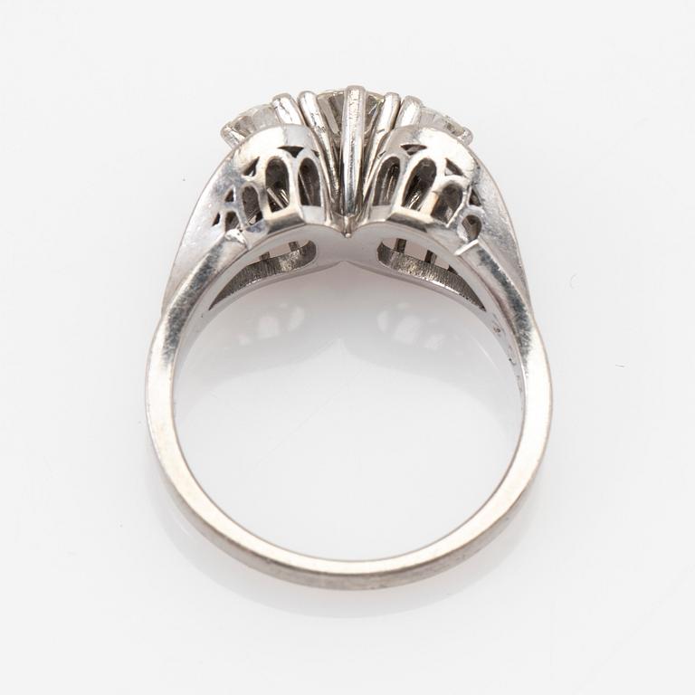 Ring, 18k white gold with brilliant-cut diamonds.