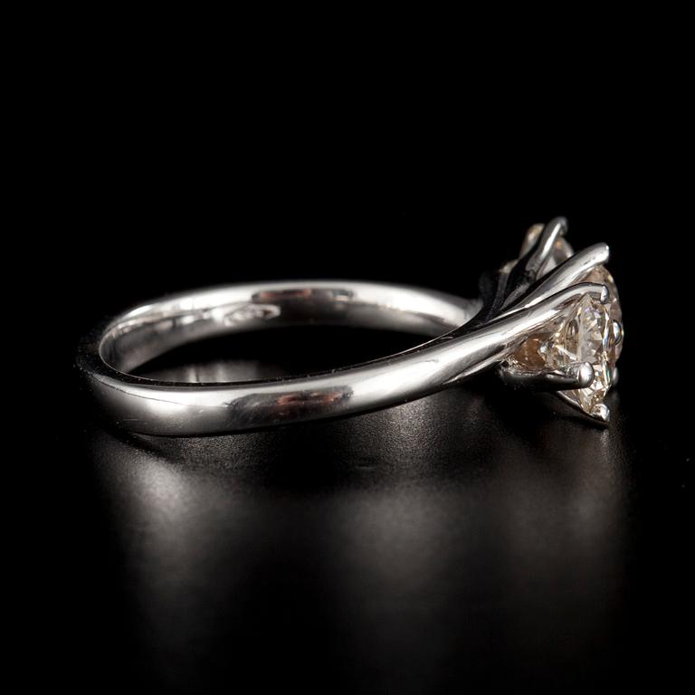 RING, vitguld 14K, 3 briljantslipade diamanter tot. 1,75 ct. Vikt 4,3 g. Intyg.