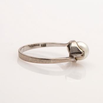 Ring, 18K vitguld, med pärla och briljanter.
