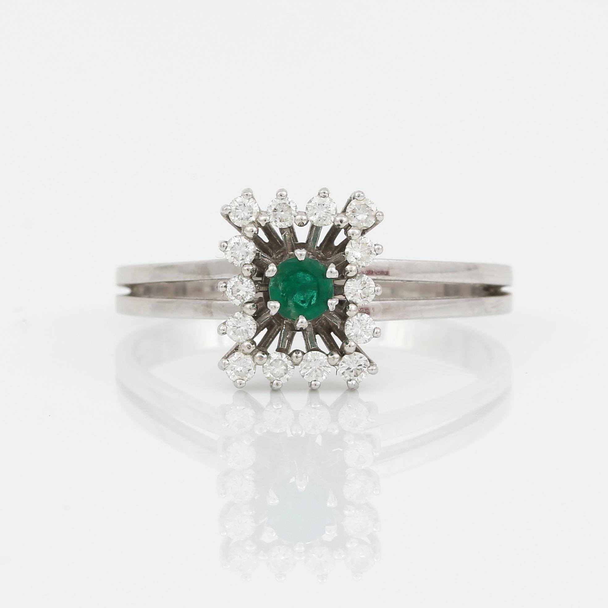 RING, vitguld 18K, diamanter, smaragd. 1900-talets andra hälft. Vikt ca 4 gram.