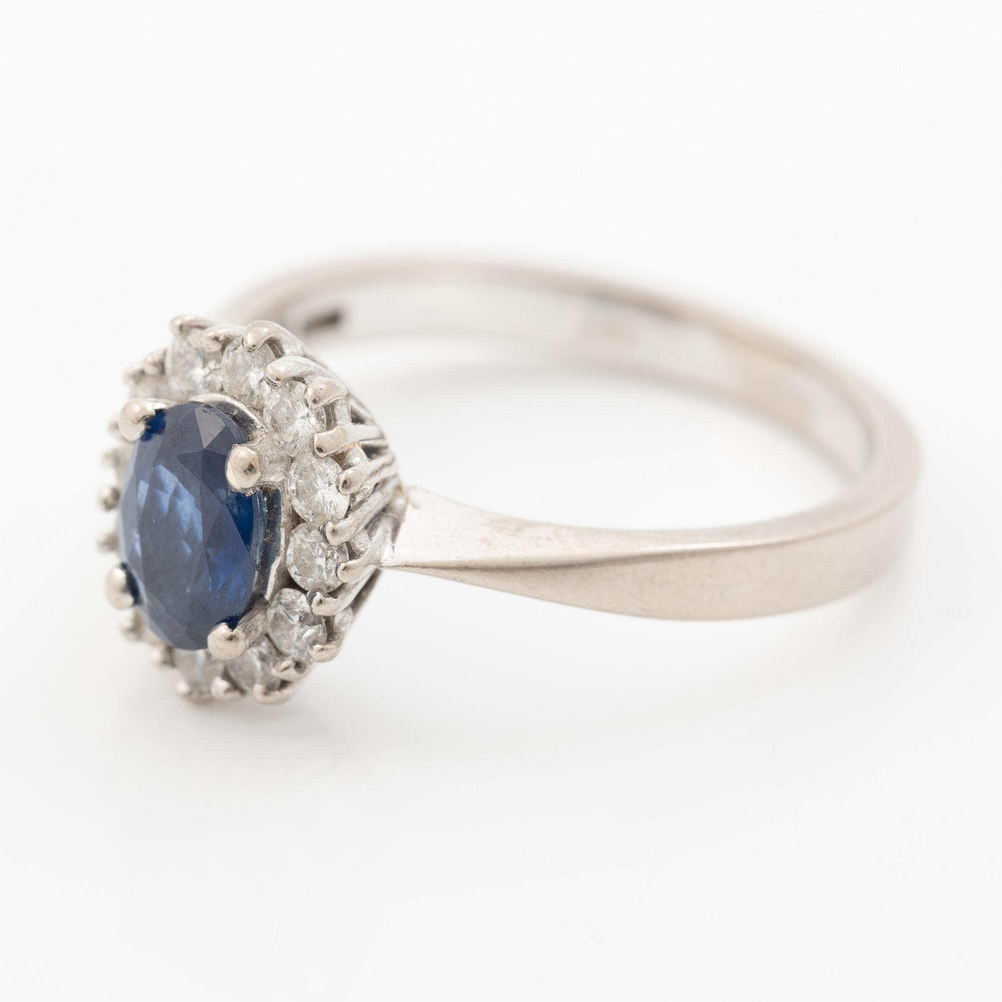 Ring 18K vitguld med blå safir och runda briljantslipade diamanter.