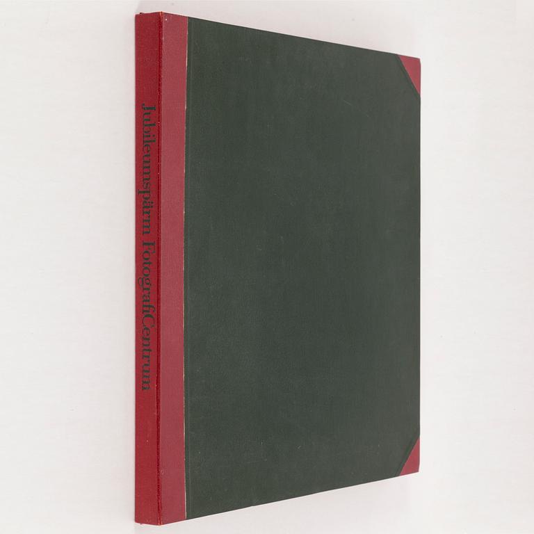 Portfolio with 10 photographs, numbered 66/110, Jubileumspärm Fotograficentrum.