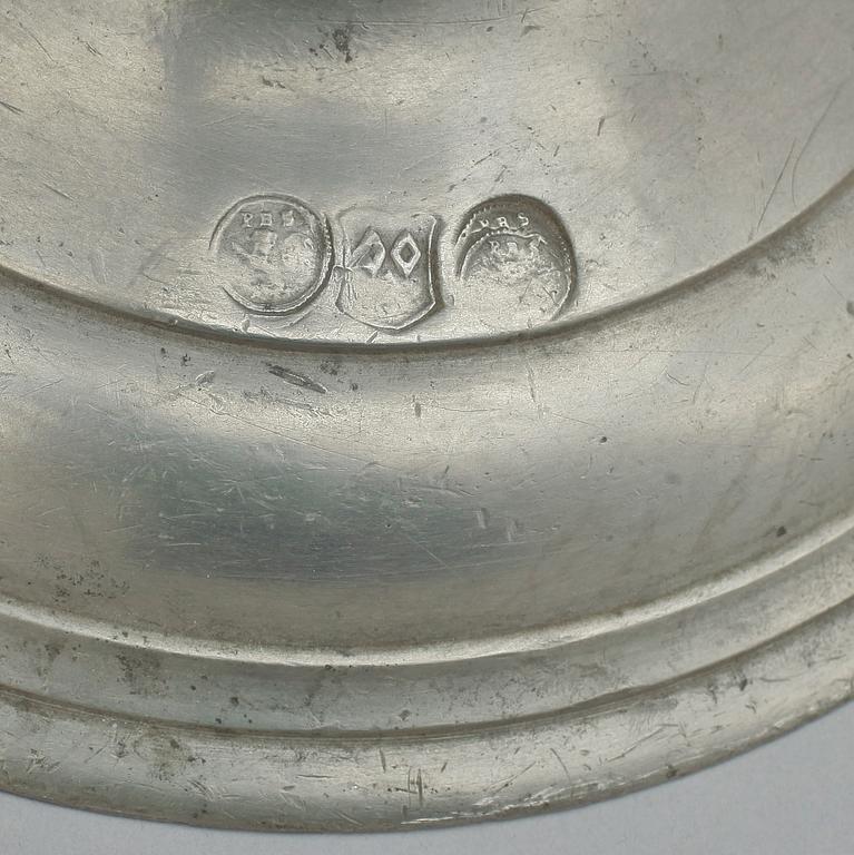 SKRÅBÄGARE, tenn, troligen Tyskland, bär datering 1713, 1800-tal.