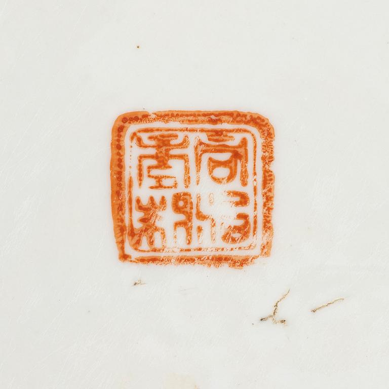 A porcelain dish, China, 20th century.