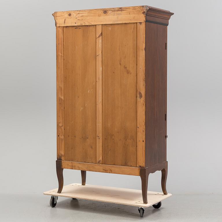 A 1930s cabinet.