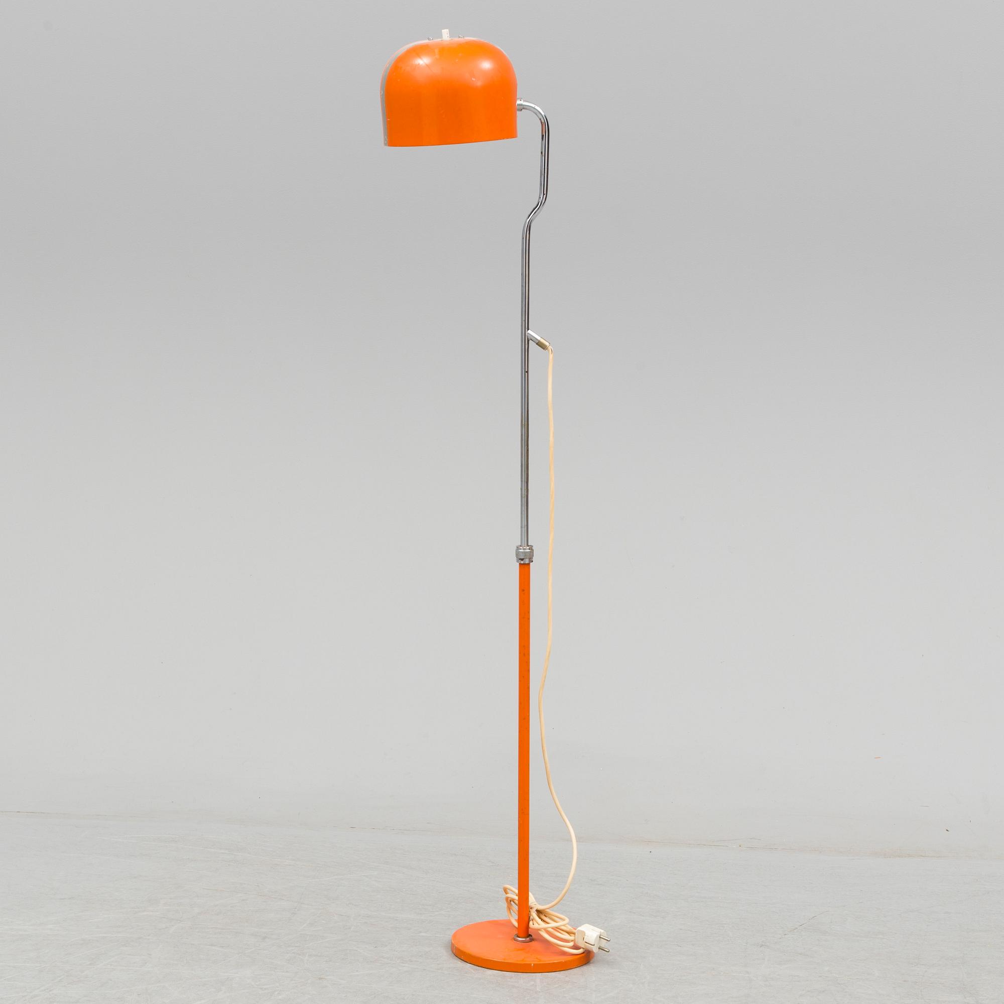 GOLVLAMPA, s.k. störtkrukan, metall, 1970-tal. Kosta.