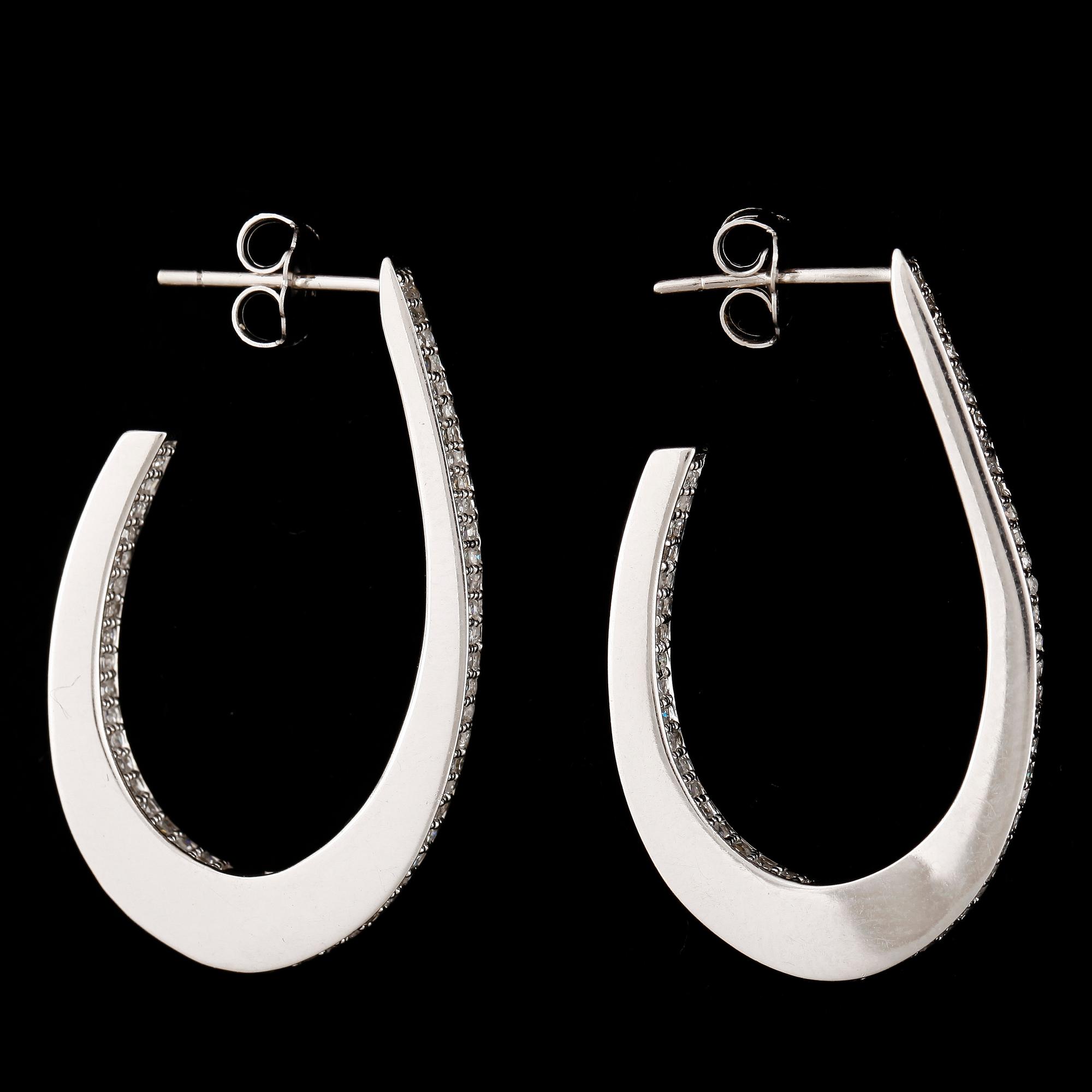 ÖRHÄNGEN, ett par, 14k vitguld med briljantslipade diamanter tot ca 1 ct. Total vikt ca 7,8 gram.