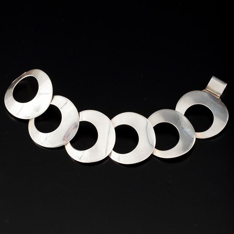 ARMSMYCKE, sterling silver, Kaunis Koru, Valokoru, Åbo. Vikt 33,6 g.