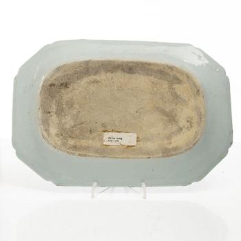 Stekfat, 5 st, kompaniporslin, Qingdynastin, Kina, 1700/1800-tal samt ask med lock och vas, Kina, 1900-tal.