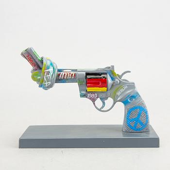 Carl Fredrik Reuterswärd,  Non-Violence Project Foundation skulptur 2013.