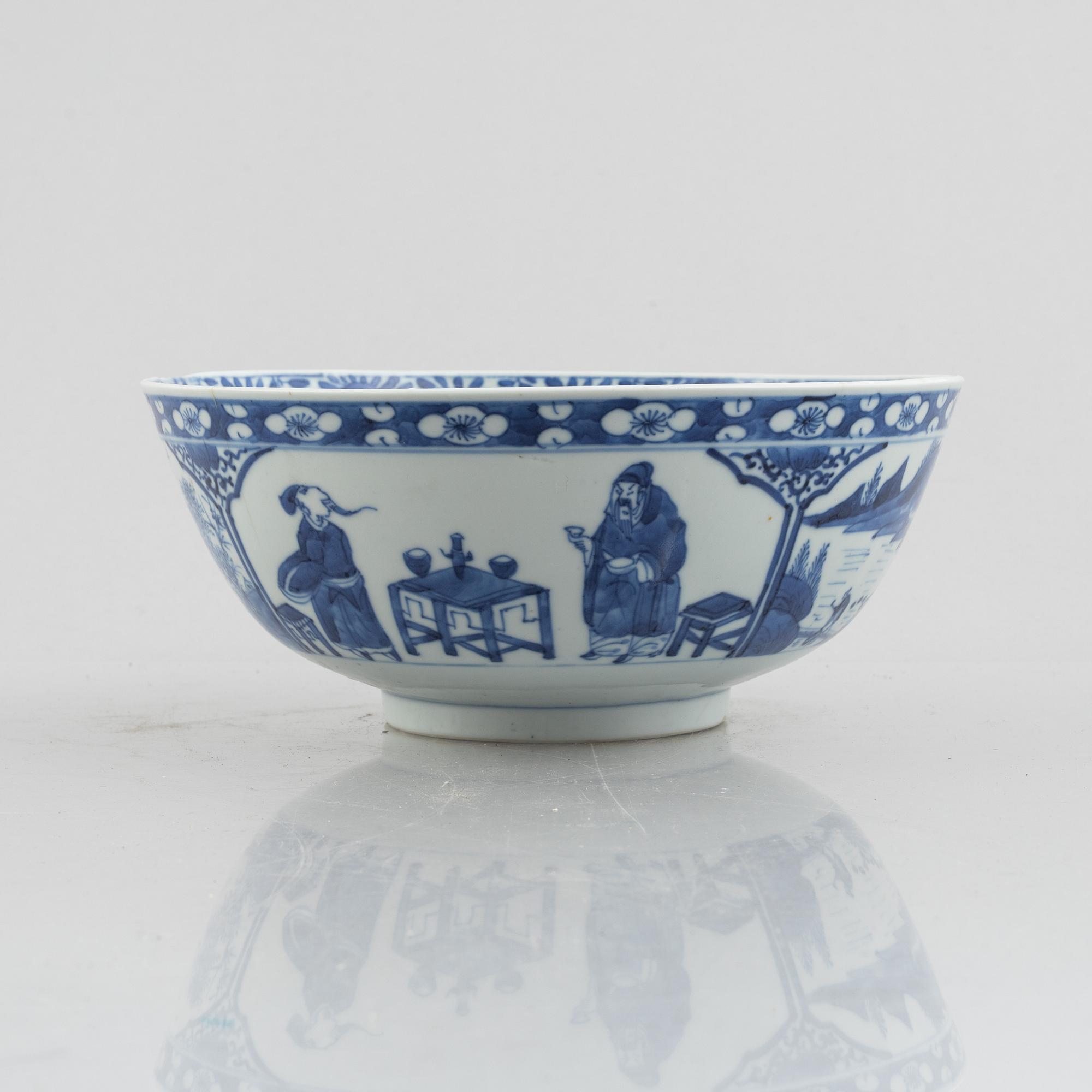 A blue and white bowl and bottle, China, Qing dynasty, 19th century.