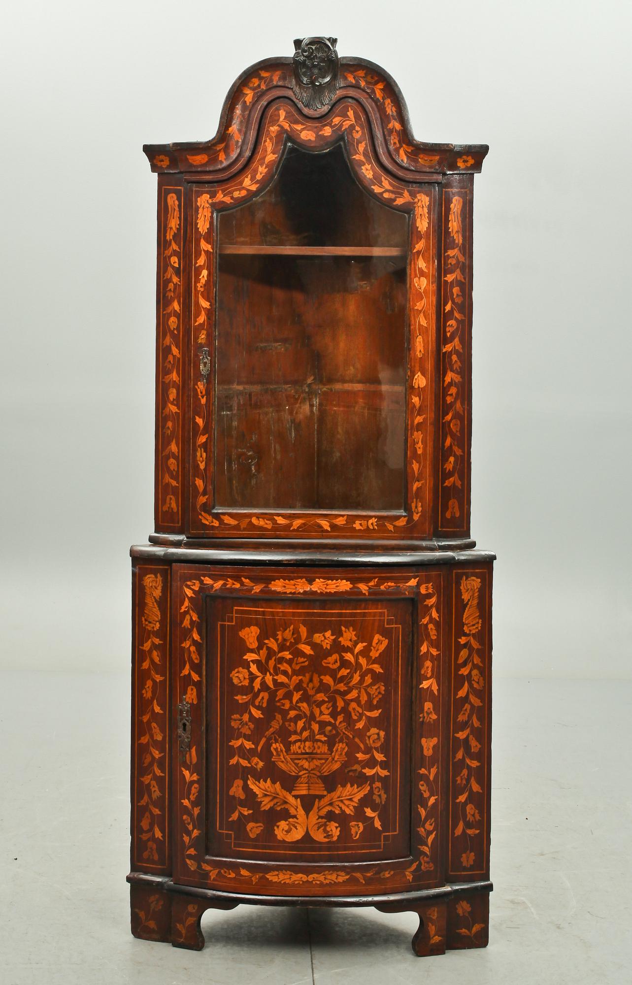 HÖRNVITRINSKÅP, trol. England/Holland. 1800-tal.