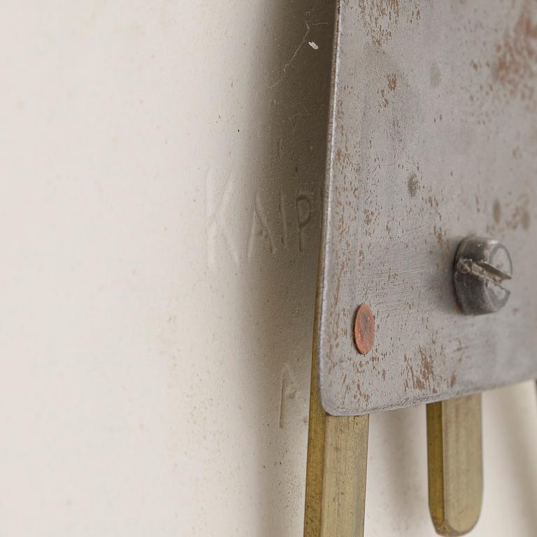 Birger Kaipiainen, a stoneware decorative plate, signed Kaipiainen, Arabia.