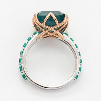 A 14K gold ring with emeralds. IGI certificate.