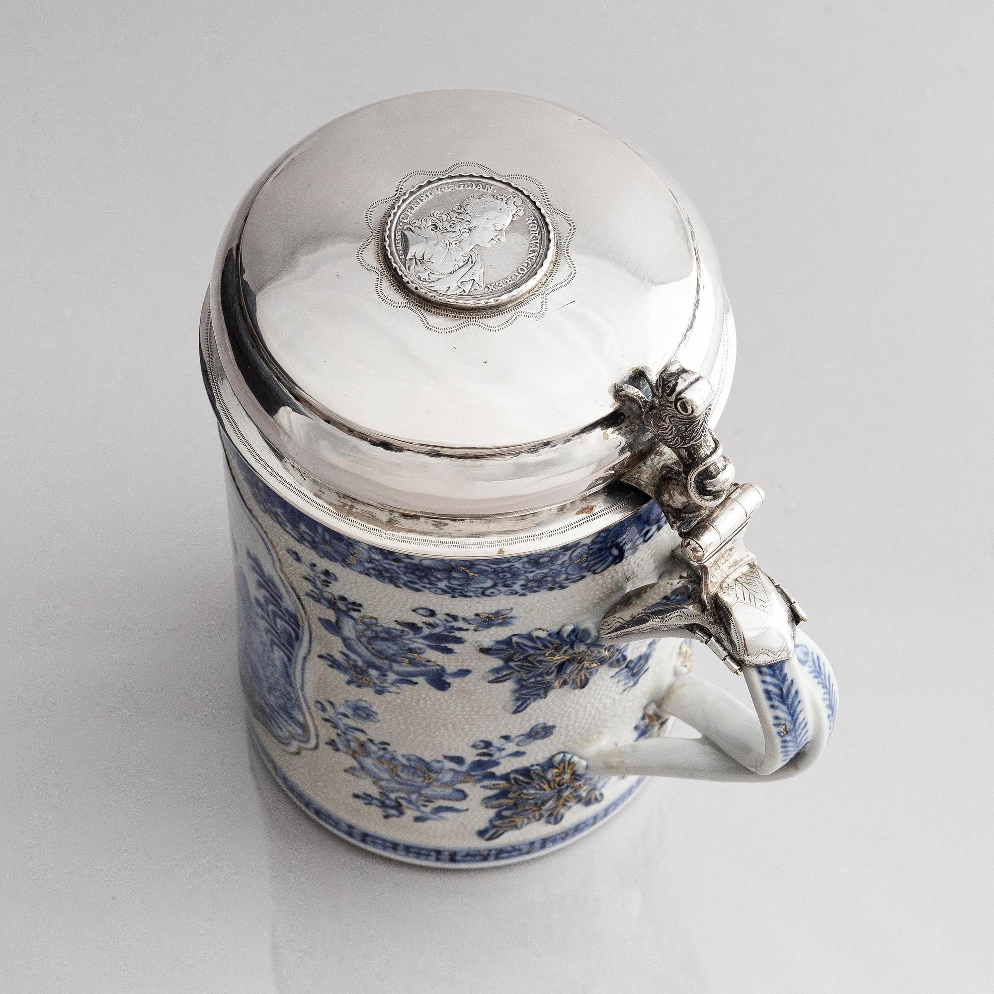 Dryckeskanna, silvermontering på kompaniporslin, otydlig mästarstämpel, Danmark 1700-tal.