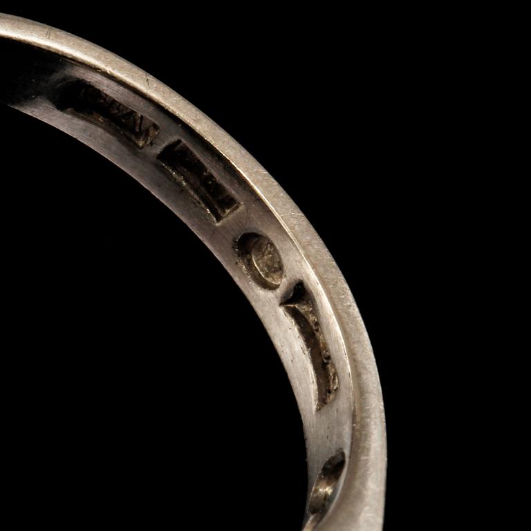 RING, 18K vitguld med fasettslipat glas, Sten Eklund, Stockholm, 1995. Vikt 4,5 gram.