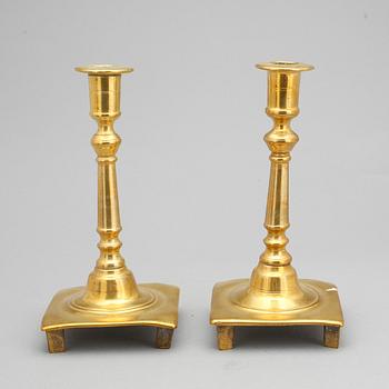 LJUSSTAKAR, ett par, mässing, 1700-tal.