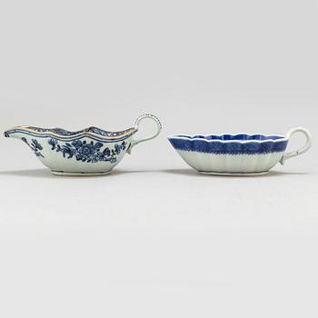 Four (2+2) blue and white cabaret dishes and two saucers, Qing dynasty, Qianlong (1736-95).