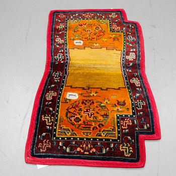 SEMIANTIKT TIBETANSKT SADELTÄCKE, ca 132 x 68 cm.