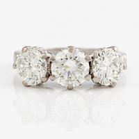 Ring, trestensring, 18K vitguld med tre briljantslipade diamanter.