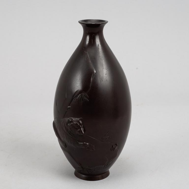 A pair of Japanse bronze vases, Meiji period (1868-1912).
