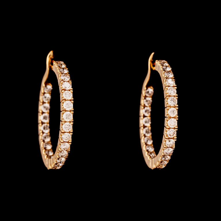 A pair of brilliant cut diamond earrings, tot. 2.40 cts.