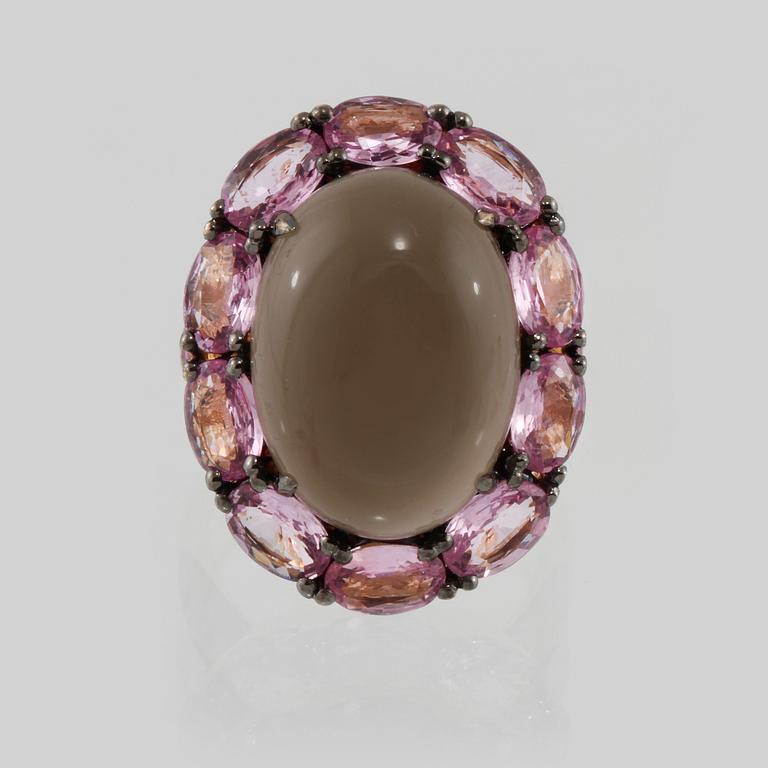 RING, 18K guld med cabochonslipad månsten, fasettslipade rosa safirer 4.41 ct samt rubiner 0.44 ct. Vikt 9,4 gram.