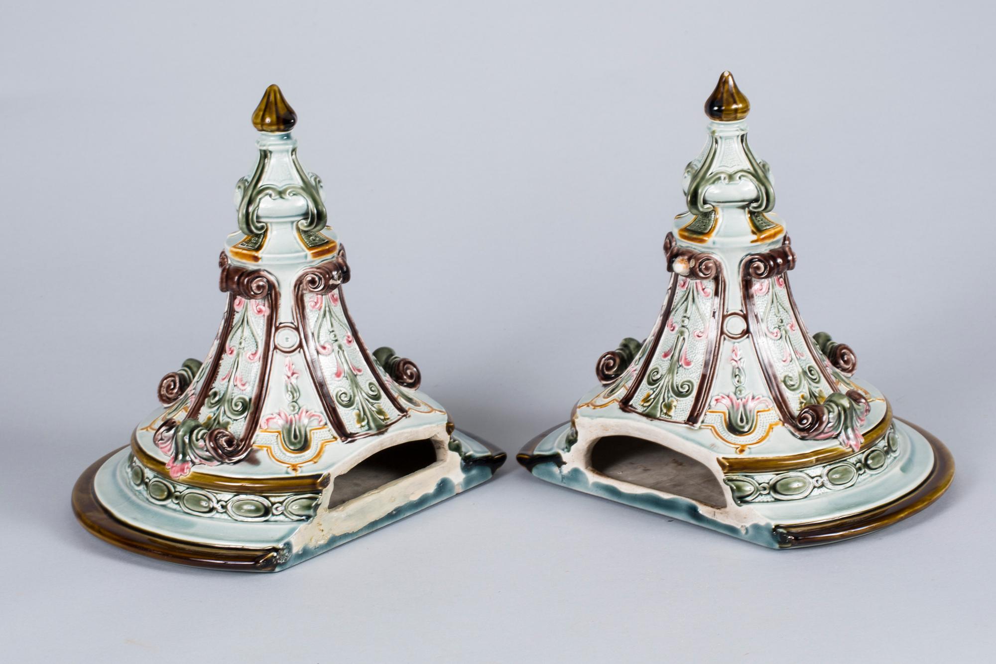 KONSOLER, 1 par, majolika, 1800-talets senare del.