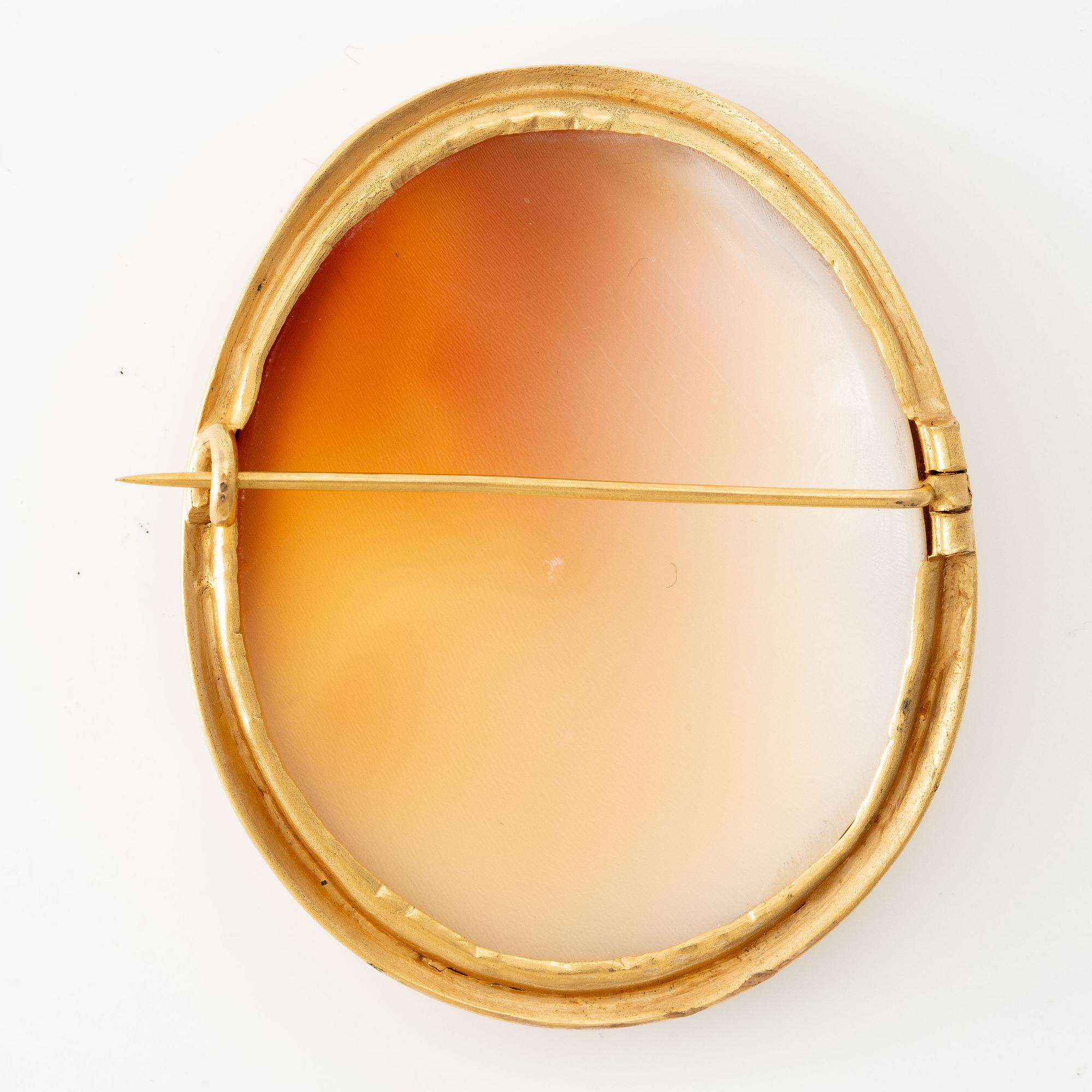 Brooch 14K gold with a shell cameo.