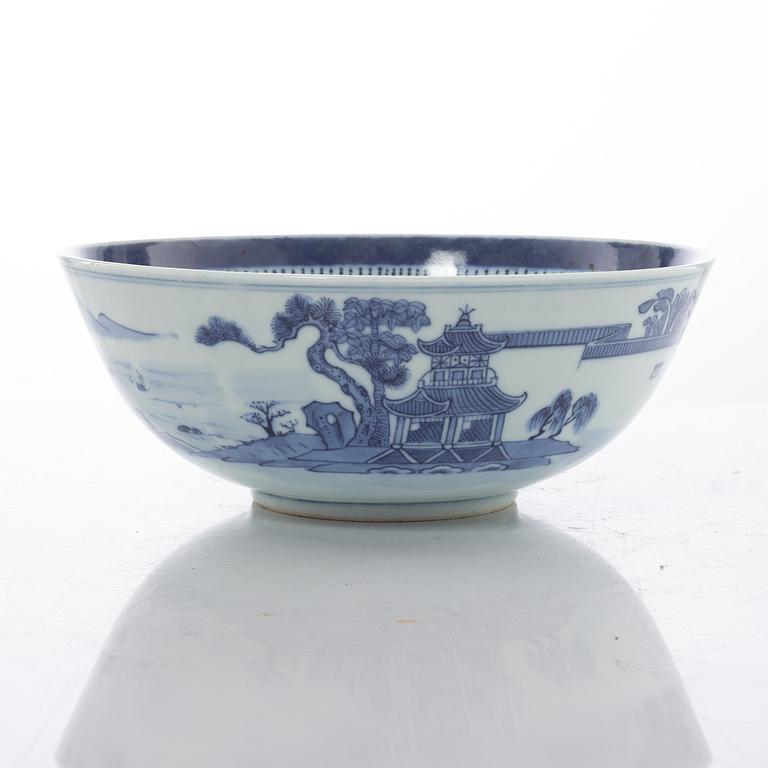 A blue and white porcelain bowl, China, Jiaqing (1796-1820).