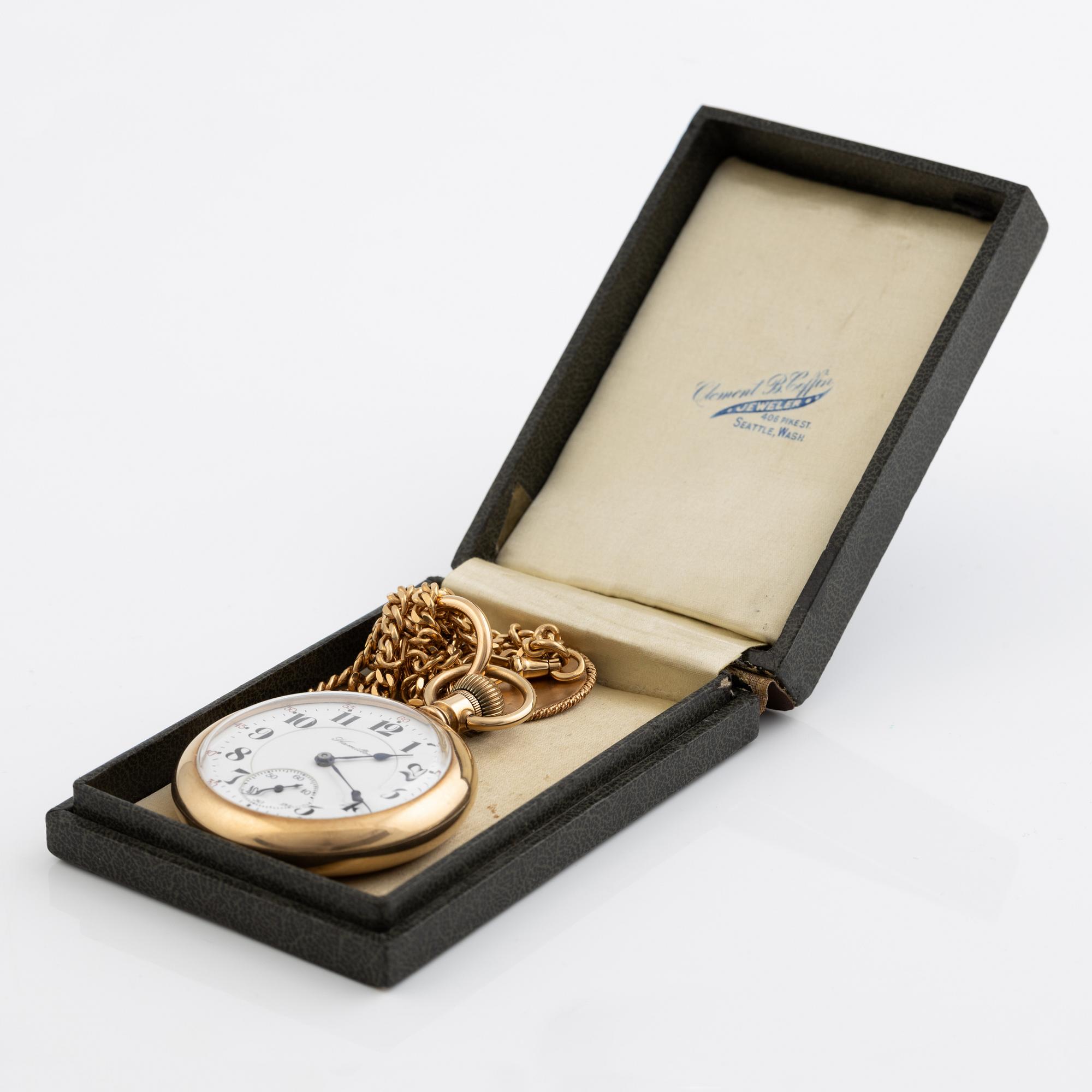 Hamilton, pocket watch, 14K gold with chain in 18K gold, 51 mm.