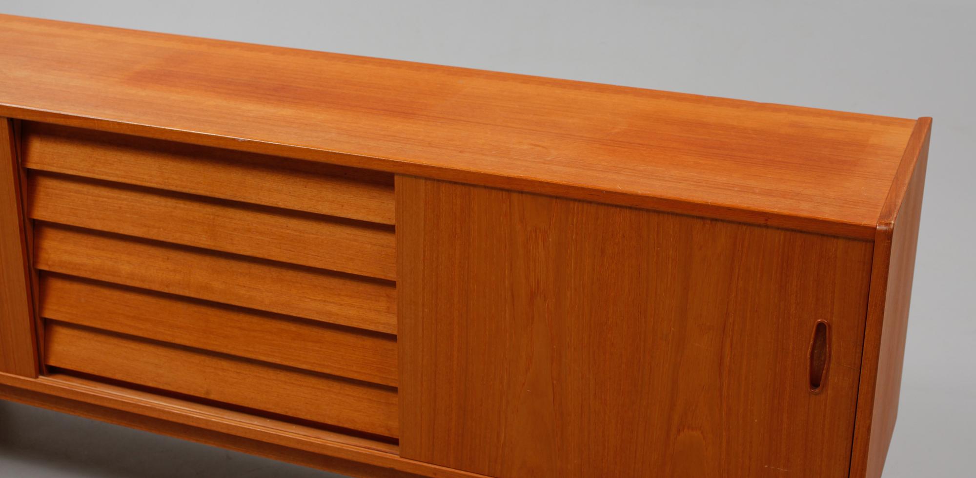 SIDEBOARD, "Trio", Nils Jonsson, Troeds, 1900-talets andra hälft.
