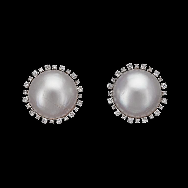 ÖRHÄNGEN, mabepärlor med krans av briljantslipade diamanter, tot. ca 0.75 ct.