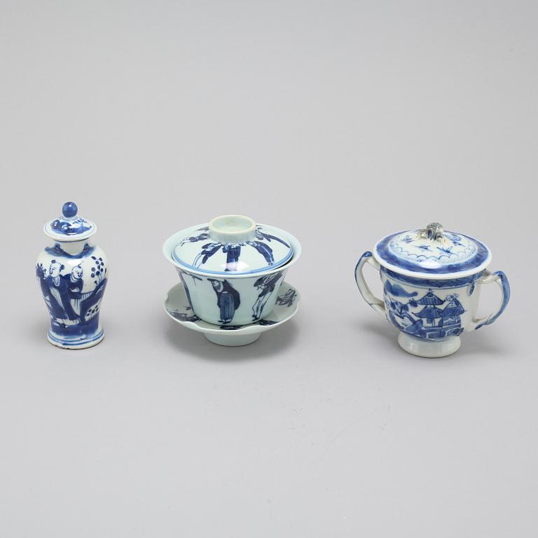 Three pieces of chinese porcelain from China, 18th to 20th century.