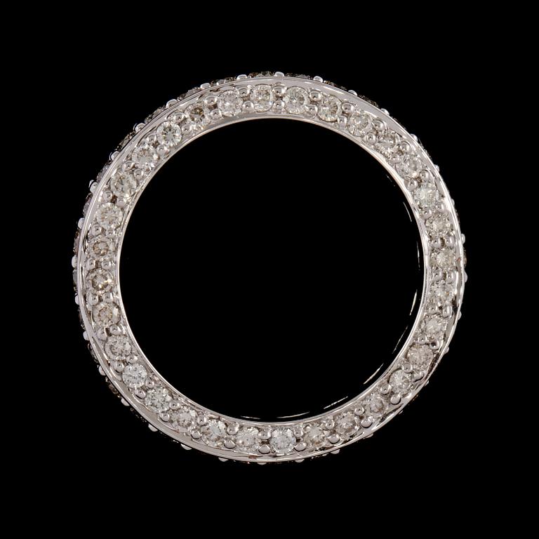 RING, 18k vitguld med 96 briljantslipade diamanter, totalt 1.69 ct. Vikt 5 g.