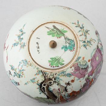 A porcelain pot, China, late Qing dynasty.