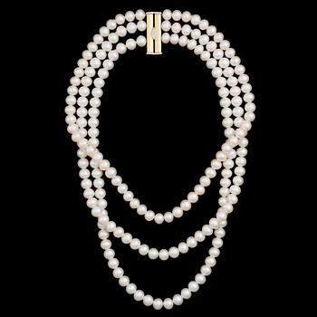 A NECKLACE, cultured pearls, clasp in 18K gold with brilliant cut diamonds.