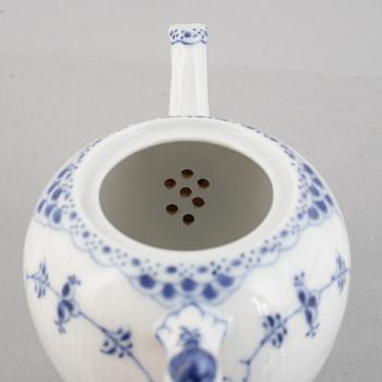 A 'Blue Fluted half lace' / 'Musselmalet' porcelain teapot, Royal Copenhagen, model 259, post 1923.