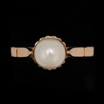RING, 18k guld med odlad pärla. Vikt ca 5 gram.