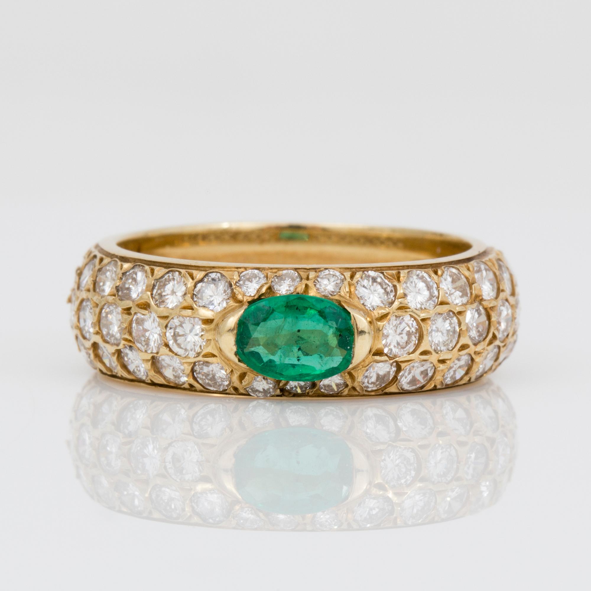 RING, med facetterad smaragd, ca 0,40 ct och små briljantslipade diamanter, totalt ca 1,38 ct.