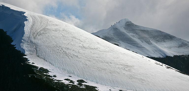 FOTOGRAFI, "Sveriges högsta fjäll Kebnekaise sydtopp, Juli". Ur serien Lapplands fjällvärld av Claes Grundsten. Skänkt av konstnären.