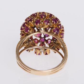 RING, ljusröda safirer, 18K guld.