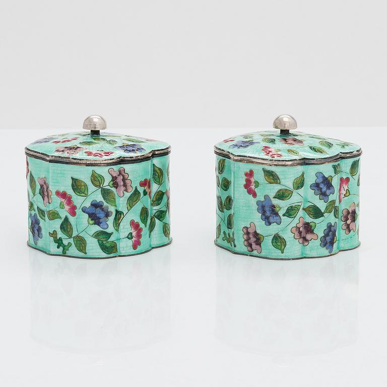 Kryddset på bricka, silver och emalj, Korea 1900-talets senare hälft.