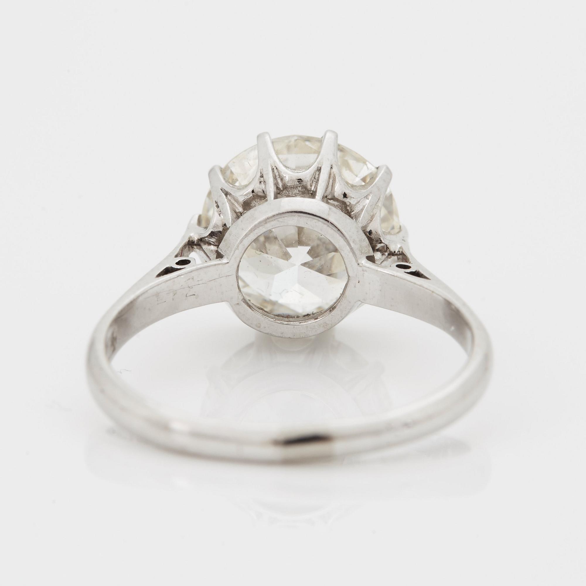 RING med en gammalslipad diamant.