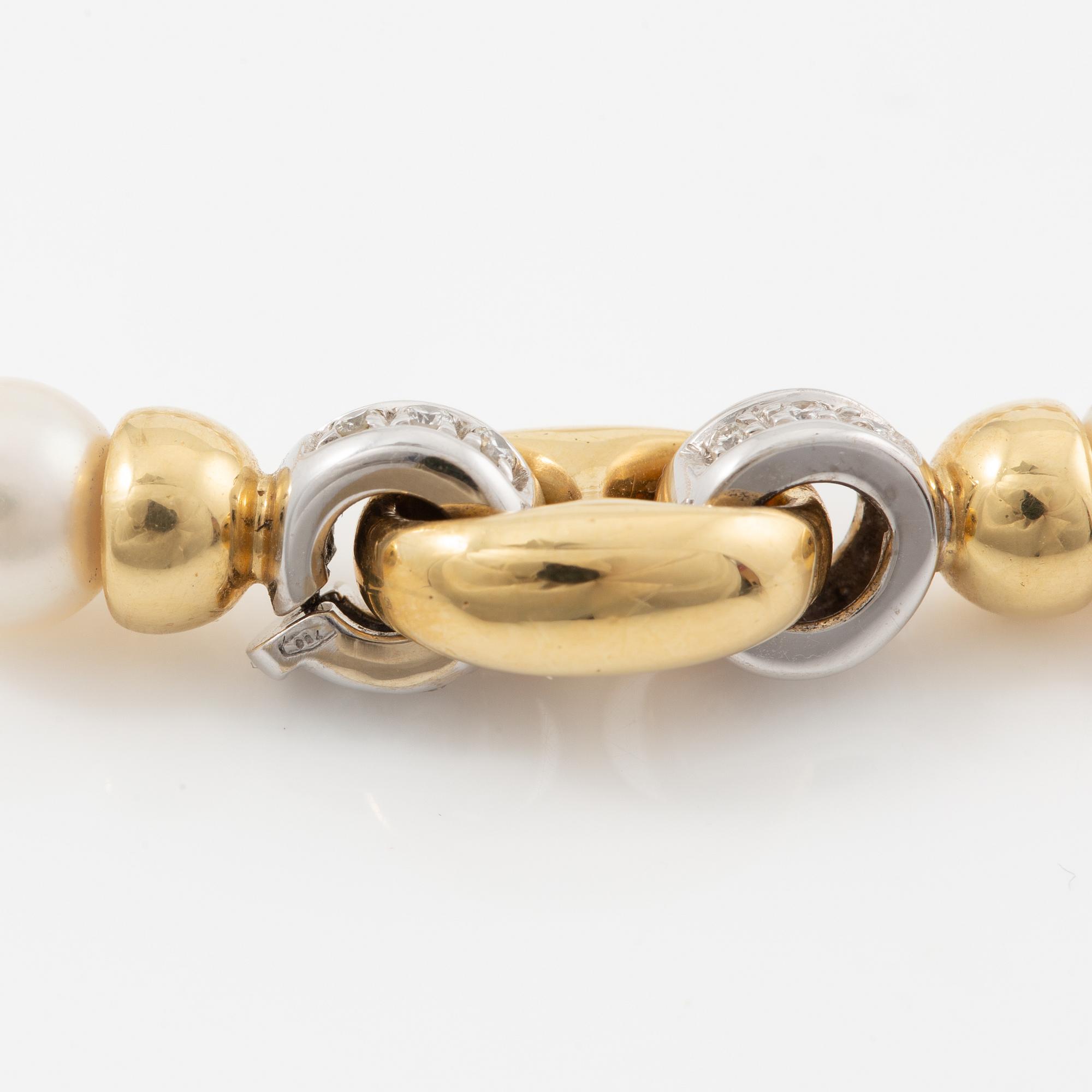 Necklace of cultured pearls, clasp 18K gold with round brilliant-cut diamonds.