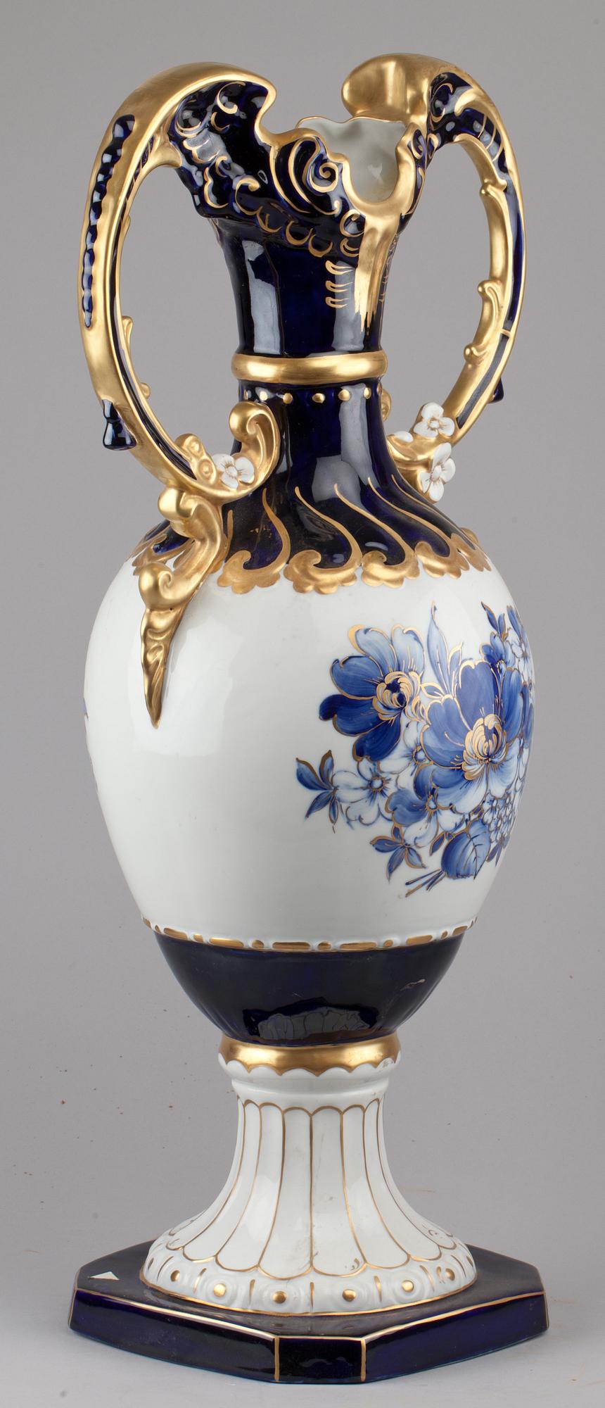 PRAKTURNOR, ett par, porslin, Royal Dux, 1900-tal.