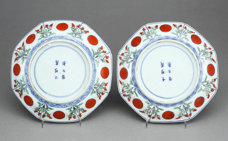 TALLRIKAR, ett par, porslin, Japan, 1900-tal.