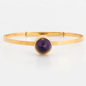 18K gold and sugarloaf-cut amethyst bangle.