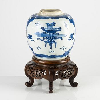 A blue and white jar, Qing dynasty, Kangxi (1662-1722).