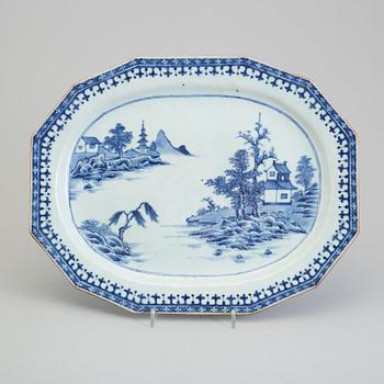 A blue and white serving dish, Qing dynasty, Qianlong (1736-95).